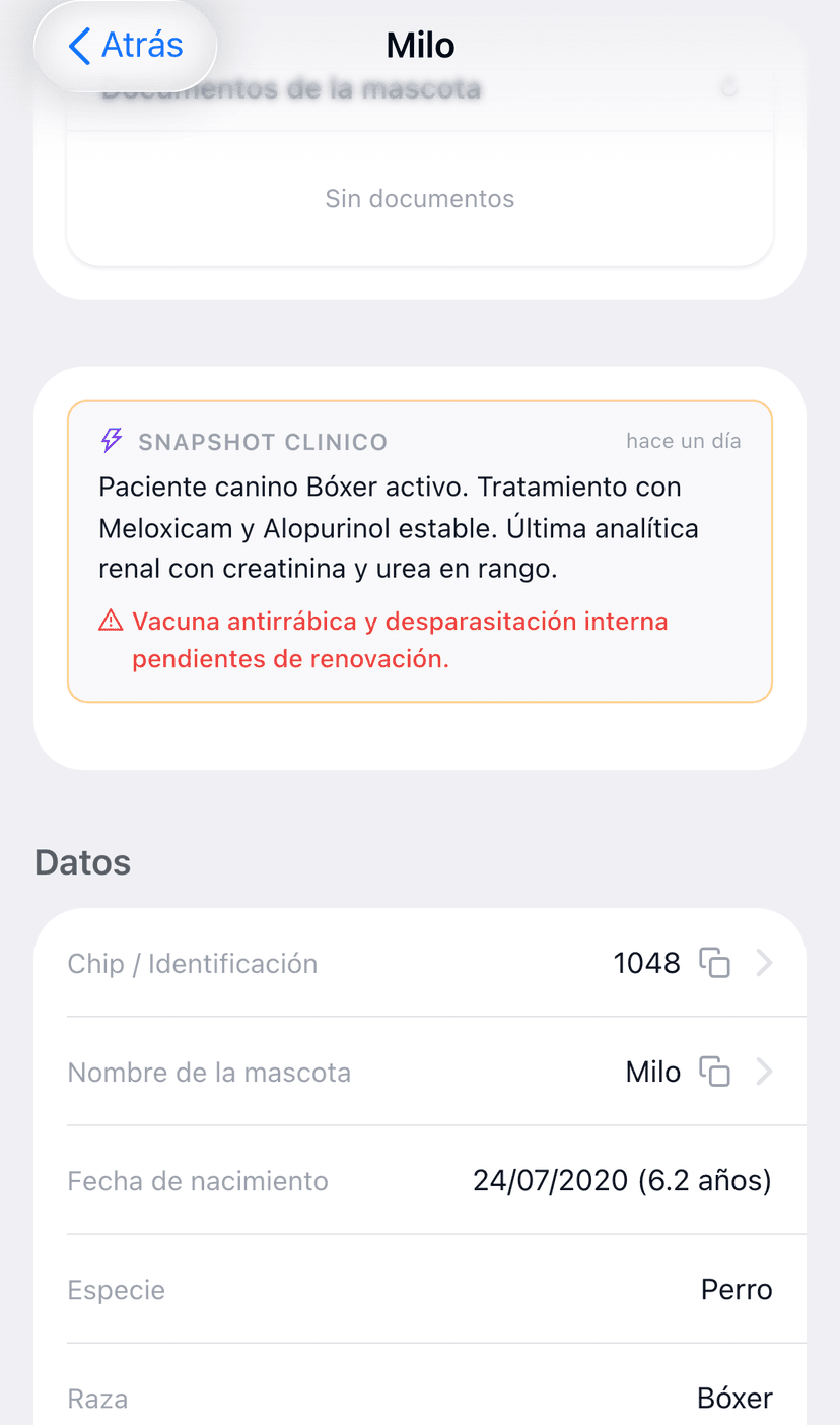 VetControl app móvil: Ficha de mascota con snapshot clínico IA, chip, edad y raza