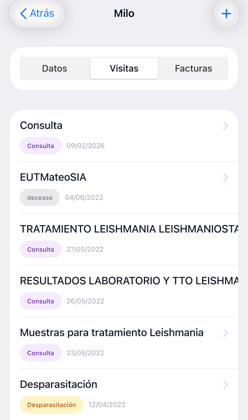 VetControl app móvil: Historial de consultas pasadas con etiquetas y acceso al informe
